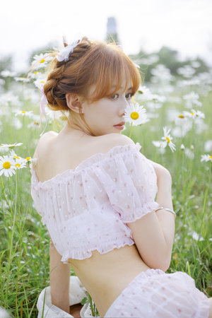 小美女光腚露出屄来被奸
