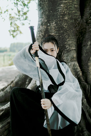 美女给草